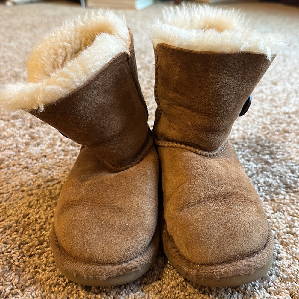 Girls Bailey button ugg short shearling boots size 11 camel color - Picture 2 of 5